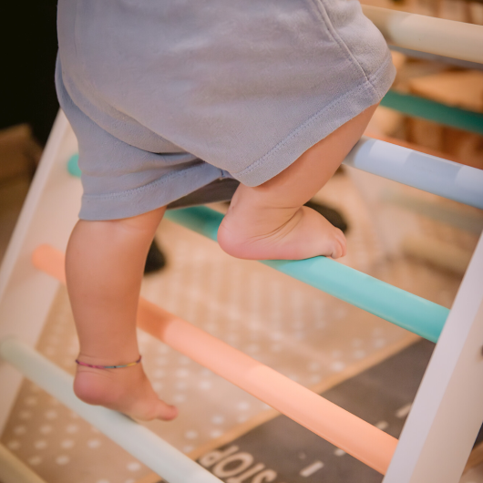 TRIANGOLO DI PIKLER MONTESSORI Rainbow FAMILY NATION - immagine 6